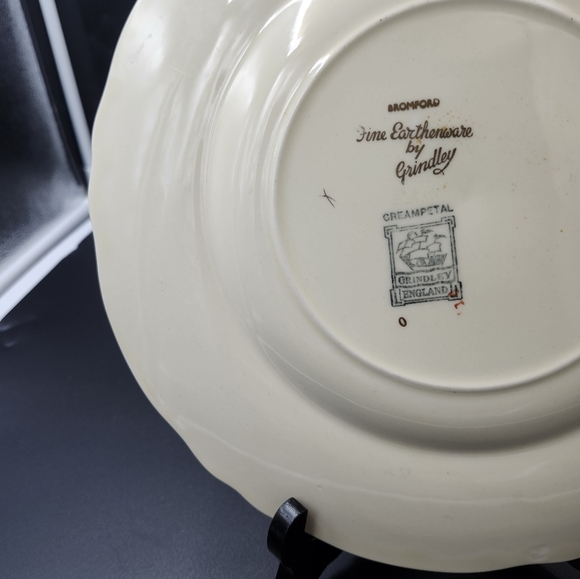 Fine Earthernware by Grindley Cream Petal Dinner Plate - Picture 10 of 11